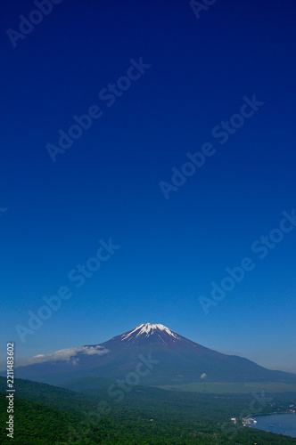 Fototapeta 丹沢の鉄砲木ノ頭（明神山）山頂より望む初夏の頃の富士山 コピースペース 