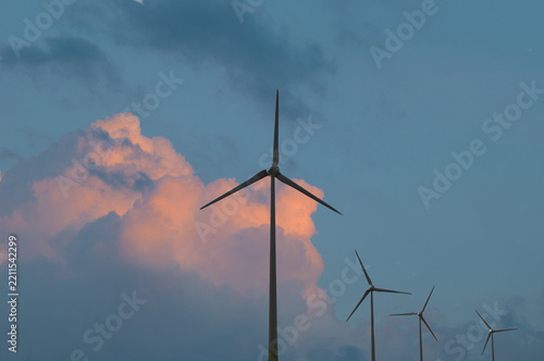 Windpark mit rötlicher Wolke
