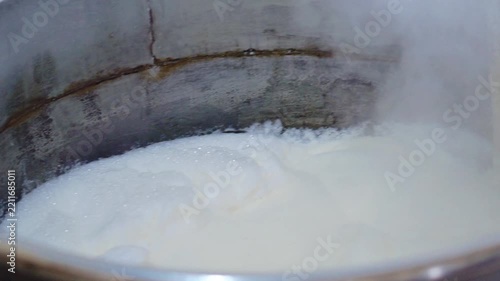 The production process for yellow tofu (tahu kuning, tahu takwa). An Indonesian variety of tofu seasoned with garlic, turmeric, coriander, and salt.