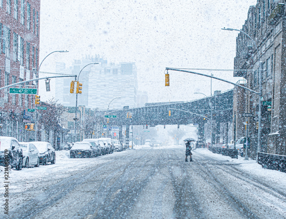 Naklejka premium Heavy snow fall city streets traffic road cars vehicles winter copy space background bokeh image