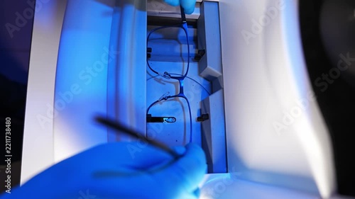Medical optician processing spectacle lenses using precision machinery