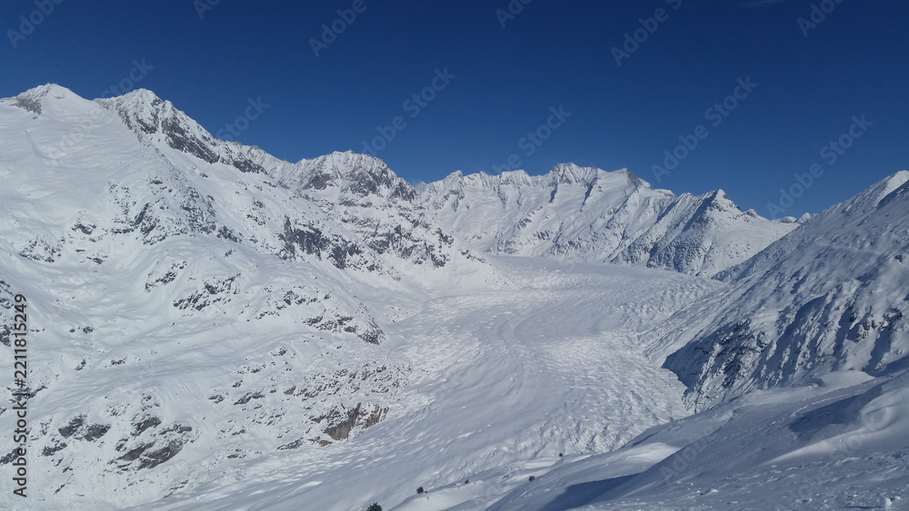 Fototapeta premium Snow-covered glacier basin and mountain peaks in the Swiss Alps