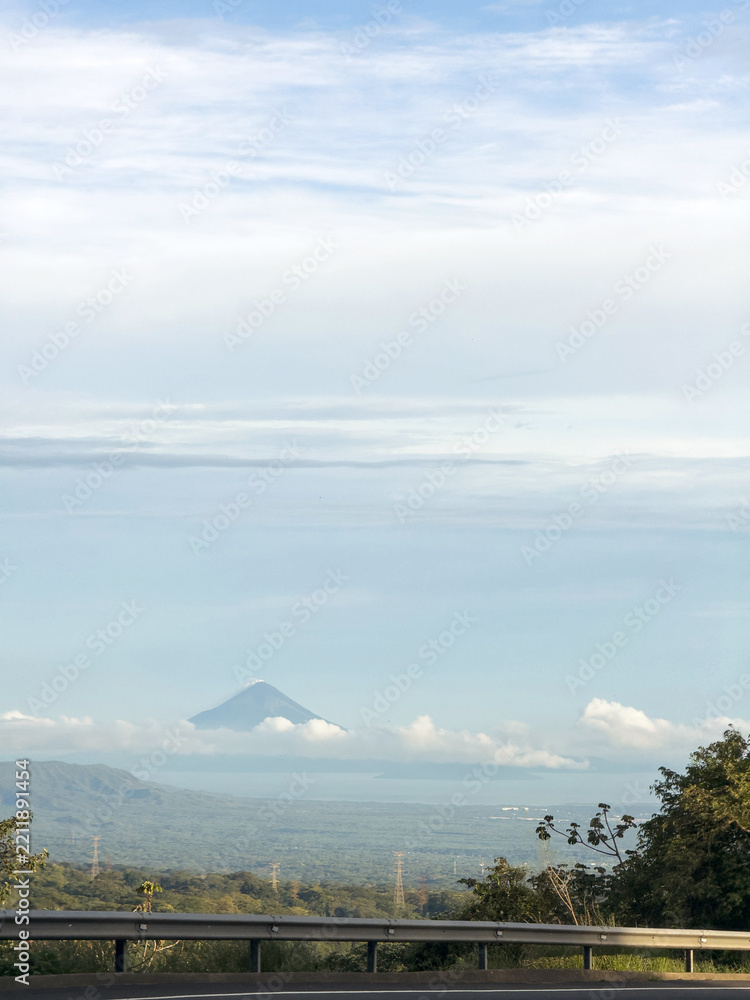 Obraz premium Mountain view from the road on a clear day
