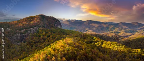 Panel kuchenny z motywem Appalachian mountains in fall season. Looking Glass Rock in North Carolina. Massive granite boulder with dense forest canopies at sunset. Colorful woodland landscape in autumn.