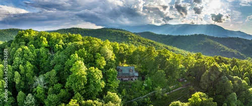 Panel kuchenny z motywem Large wooden house on mountain side near Mount Mitchell in North Carolina Blue Ridge Mountains. Travel destination in USA. Colorful sunset in wild mountains. Beautiful nature landscape