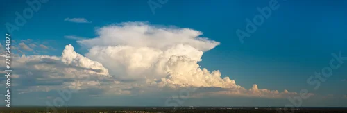 Panel kuchenny z motywem Rain clouds forming on blue Florida sky. Colorful summer skyscape