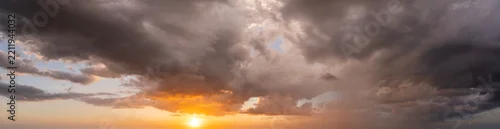Panel kuchenny z motywem Rain shower at sunset. Water pouring down from stormy clouds during summer thunderstorm in Florida