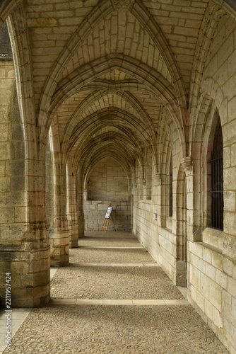 Les arches le long du cloître de l'abbaye Sainte-Bénédictine à Brantôme-en-Périgord (Dordogne-France)
