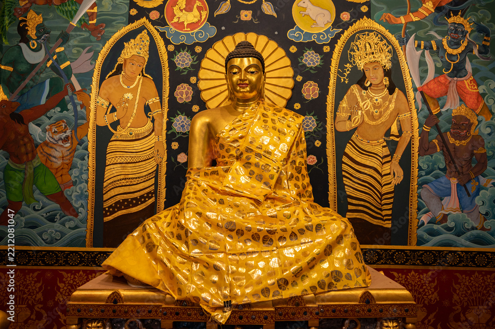 Obraz premium An Indian Buddha statue situated inside Buddha shrine in Wat Ming Muang temple a 700 years old temple located on Trirat Road in downtown of Chiang Rai province of Thailand.