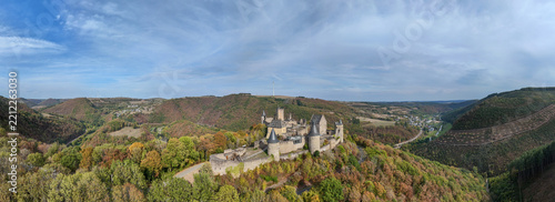 vue aérienne panoramique du château de Bourscheid au Grand Duché du Luxembourg. Le bâtiment historique se situe au sommet d'une colline , il est entouré de forêts et de végétation. Septembre 2026