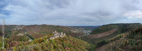 vue aérienne panoramique du château de Bourscheid au Grand Duché du Luxembourg. Le bâtiment historique se situe au sommet d'une colline , il est entouré de forêts et de végétation. Septembre 2026