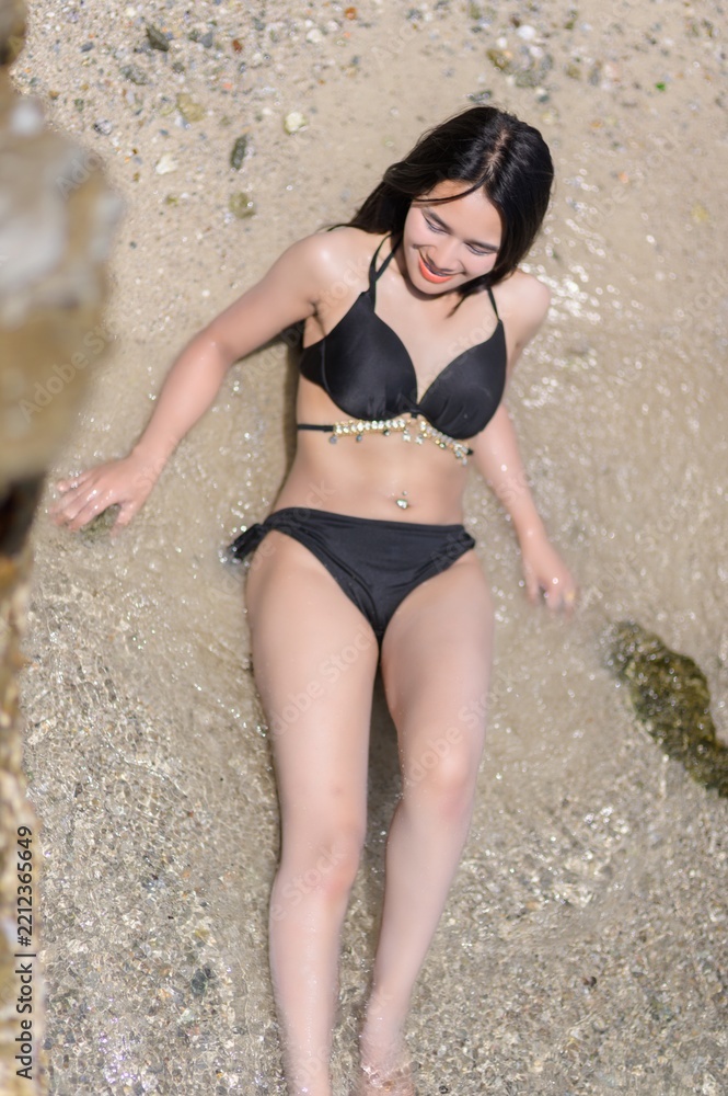 Fototapeta premium Joyful Summer Vacation at Koh Si Chang Beach in Thailand