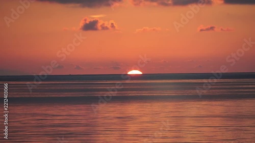 水平線から朝日が昇る