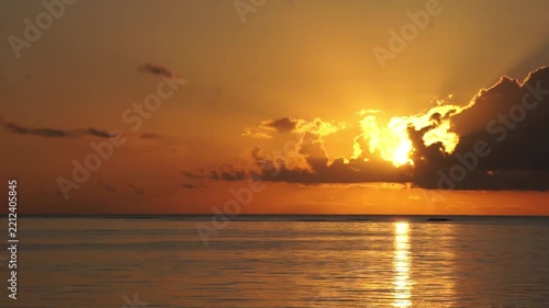 オレンジ色の空に昇る希望の太陽