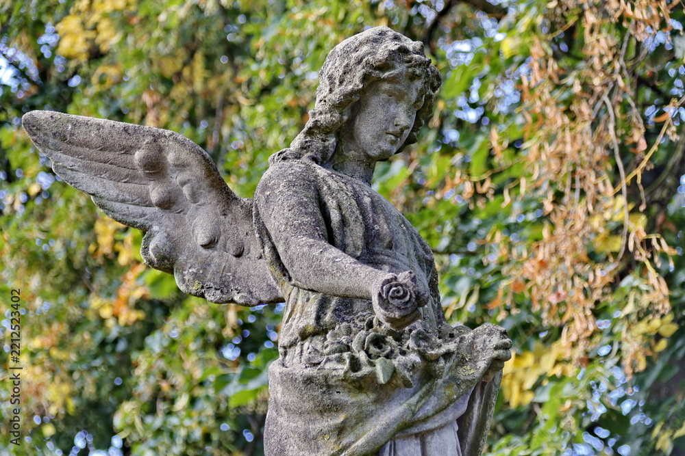 Fototapeta premium Große Engelsstatue auf einem Friedhof