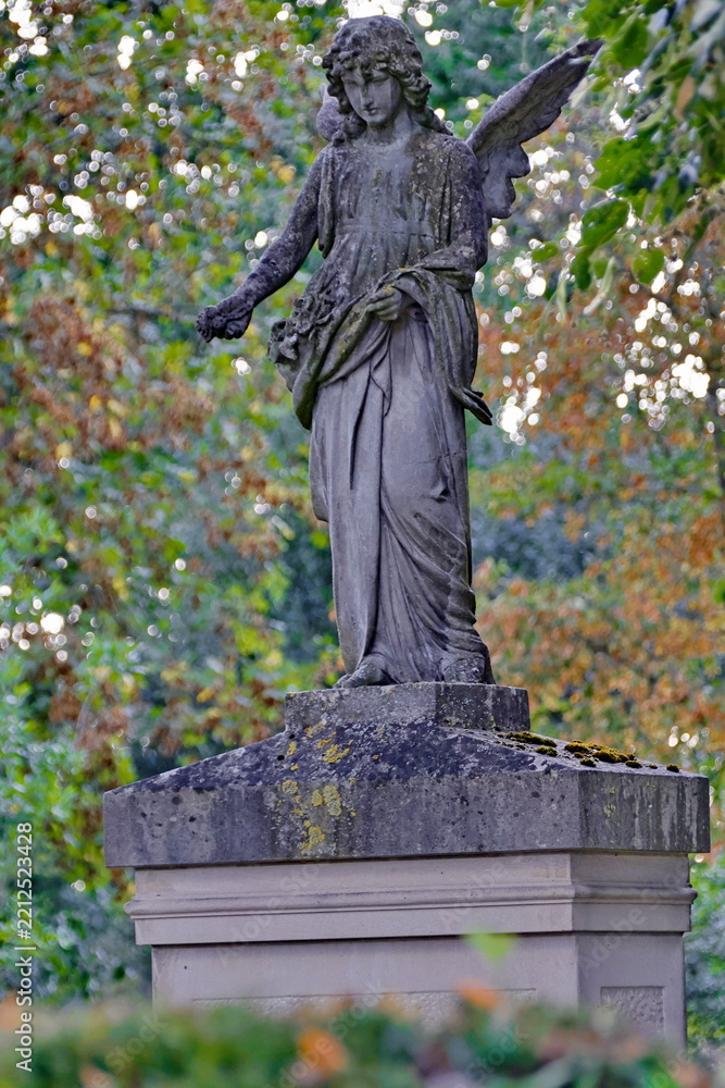 Fototapeta premium Große Engelsstatue auf einem Friedhof
