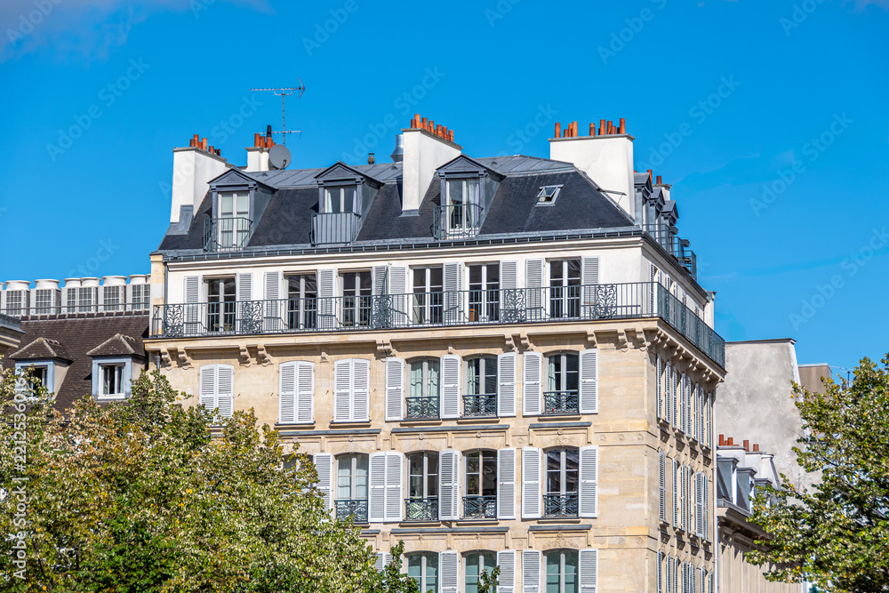 Fototapeta premium Façades d'immeubles résidentiels parisiens anciens de style classique. Concept de marché immobilier d'habitation pour les logements anciens en France et à Paris