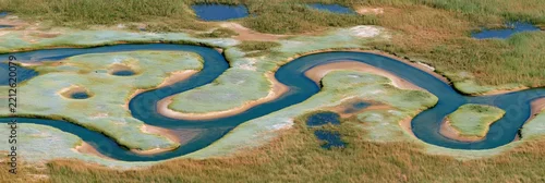Panel kuchenny z motywem Aerial view of sinuous river winding through wetlands during dry season