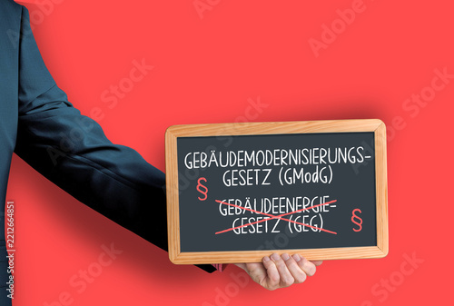 Gebäudemodernisierungsgesetz (GModG) löst das Gebäudeenergiegesetz (GEG) ab, Kreidetafel,(Symbolbild)