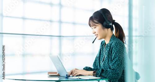 オンラインで応対する女性・オペレーター, Female Operator Responding Online