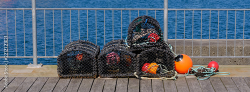 Fischreusen mit bunten Bojen am Hafen von Helgoland