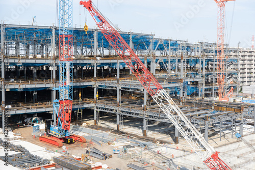 大型施設の鉄骨建方が進む大規模建設現場
