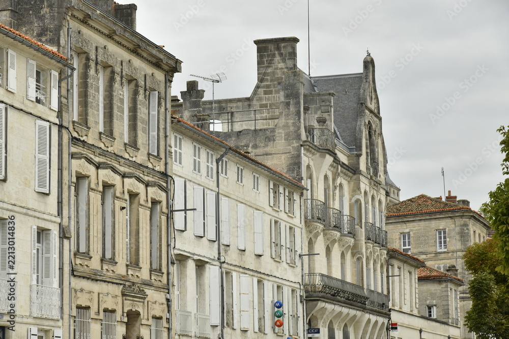 Fototapeta premium Vieilles bâtisses parfois de plusieurs siècles au centre historique d'Angoulême (Charente-France)