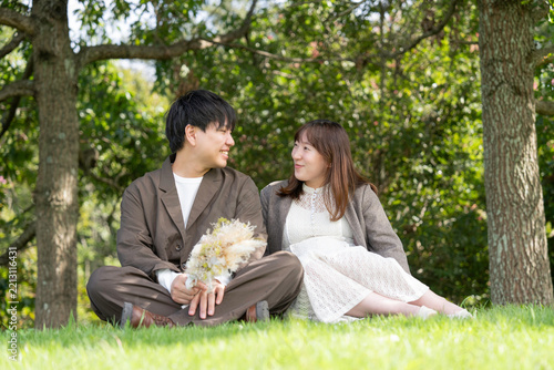 赤ちゃんの誕生を心待ちにする若いご夫婦のポートレート