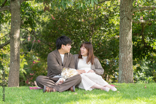 赤ちゃんの誕生を心待ちにする若いご夫婦のポートレート