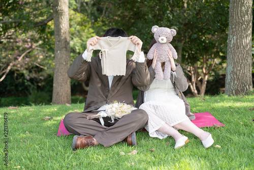 赤ちゃんの誕生を心待ちにする若いご夫婦のポートレート