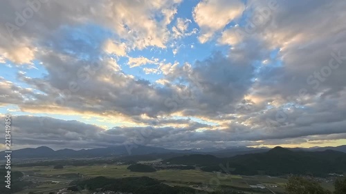 秋の収穫前の稲田と曇り空のタイムラプス_鳥取県米子市