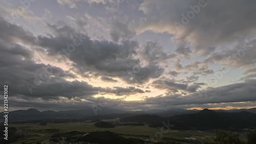 秋の収穫前の稲田と曇り空のタイムラプス_鳥取県米子市