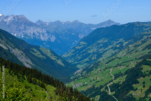 Blick von der Oberalp durch das grüne Schächental mit Serpentinenstraßen in Richtung Unterschächen, Kanton Uri, Schweiz
