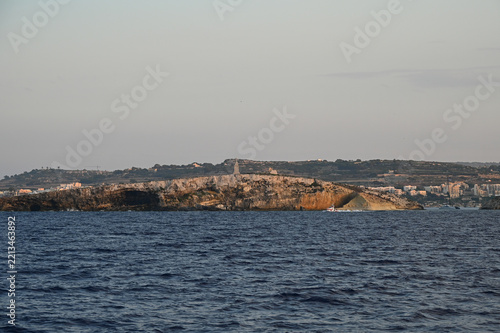 Les îles de Saint-Paul, St Paul's Island, depuis la mer, à Malte, reconnaissable par la statue de l'apôtre Paul qui est érigée