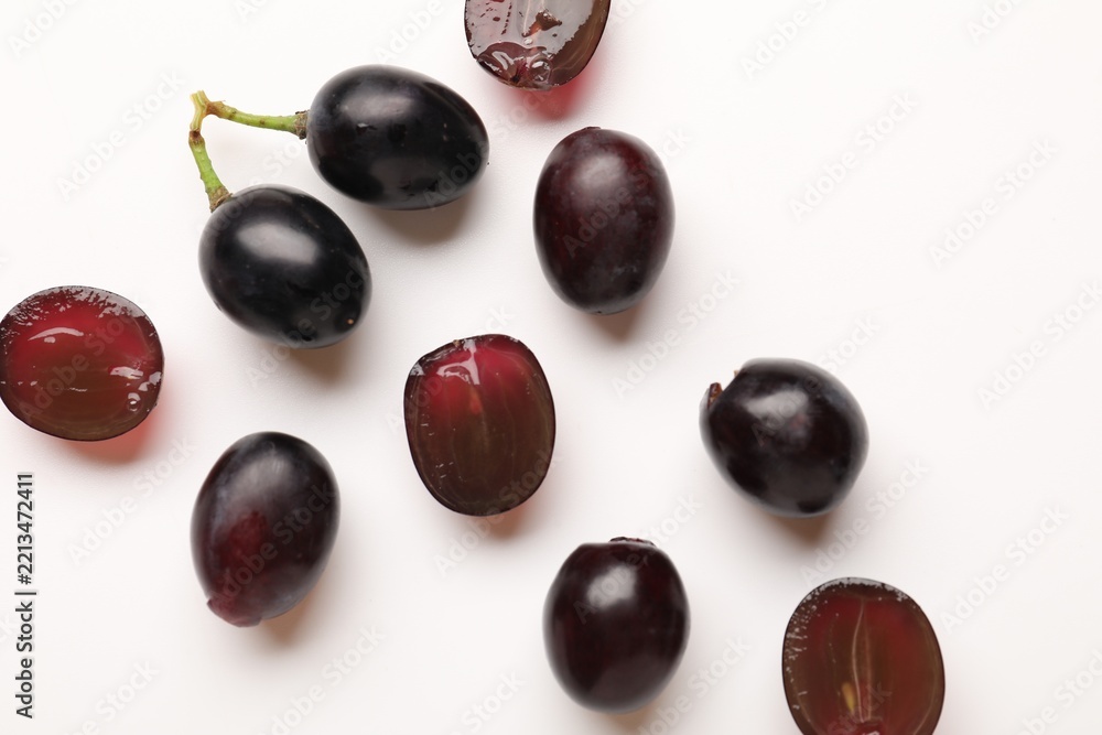 Naklejka premium Fresh ripe grapes on white background, flat lay