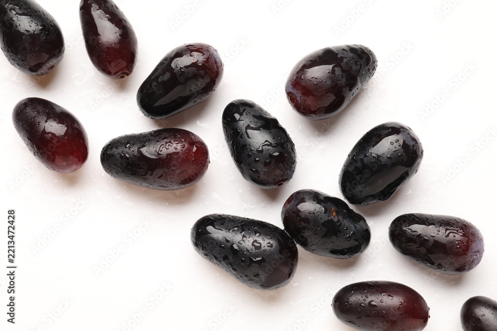 Fototapeta premium Fresh ripe grapes on white background, flat lay
