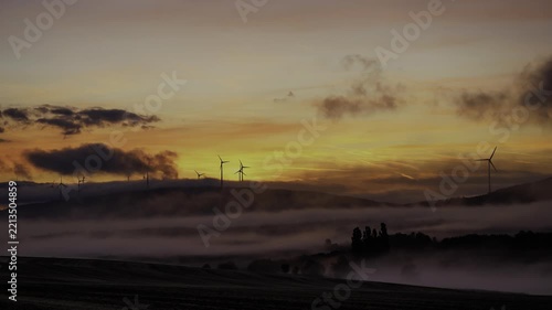 Zeitraffer einer epischen Morgendämmerung - Zoom In