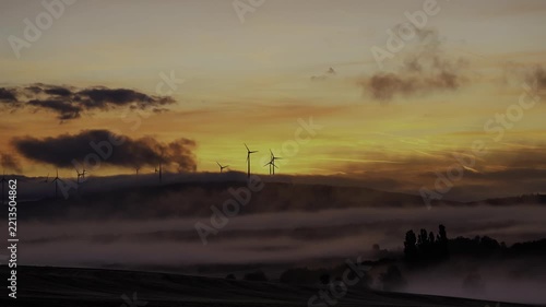 Zeitraffer einer epischen Morgendämmerung - Panning