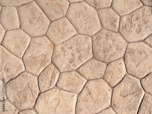 Boden aus unregelmäßigem braunem Naturstein mit polygonalem Muster als Hintergrund mit Textfreiraum