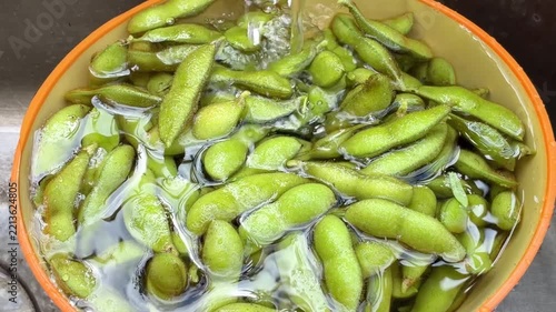 枝豆をボールに入れて水で洗う