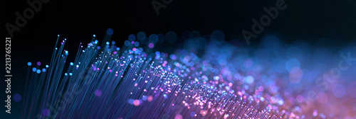 Leuchtende Glasfasern in Blau und Violett mit Lichtpunkten, Nahaufnahme