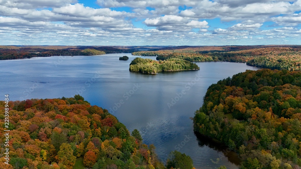 Fototapeta premium Beautiful Island surrounded by the Fall Colors