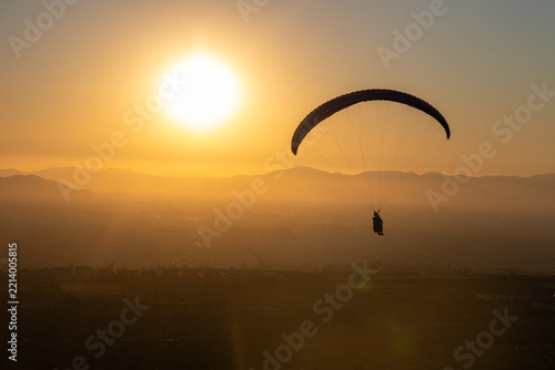 El sol de la tarde y el parapente