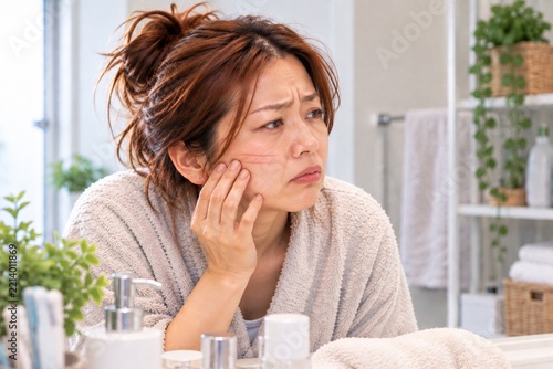 朝起きても頬に枕の跡が残り気にする中年女性