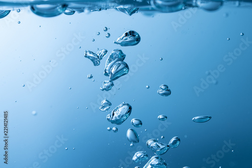 水を注いで出来る気泡	