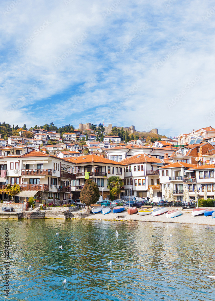 Obraz premium Ohrid old town waterfront beneath the hilltop Samuel's Fortress