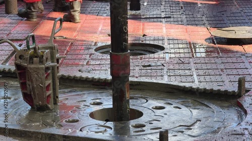 Run in Hole of Premium Standalone Mesh Sand Control Screens for Oil and Gas Well Completion on Drilling Rig