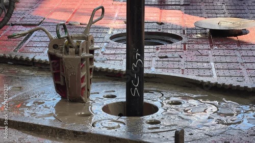 Run in Hole of Premium Standalone Mesh Sand Control Screens for Oil and Gas Well Completion on Drilling Rig