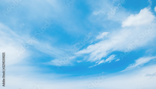 the sky is bright, the fluffy white clouds are quiet.