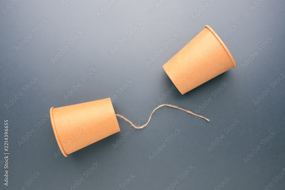 Obraz premium Disconnected Paper Cup Telephone Representing Communication Breakdown